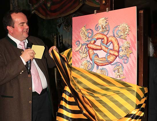 Vor dem Wiesnplakat 2020:  Clemens Baumgärtner. Leiter des Referats für Arbeit und Wirtschaft mit dem Wiesnplakat 2020 (©Foto: Martin Schmitz)